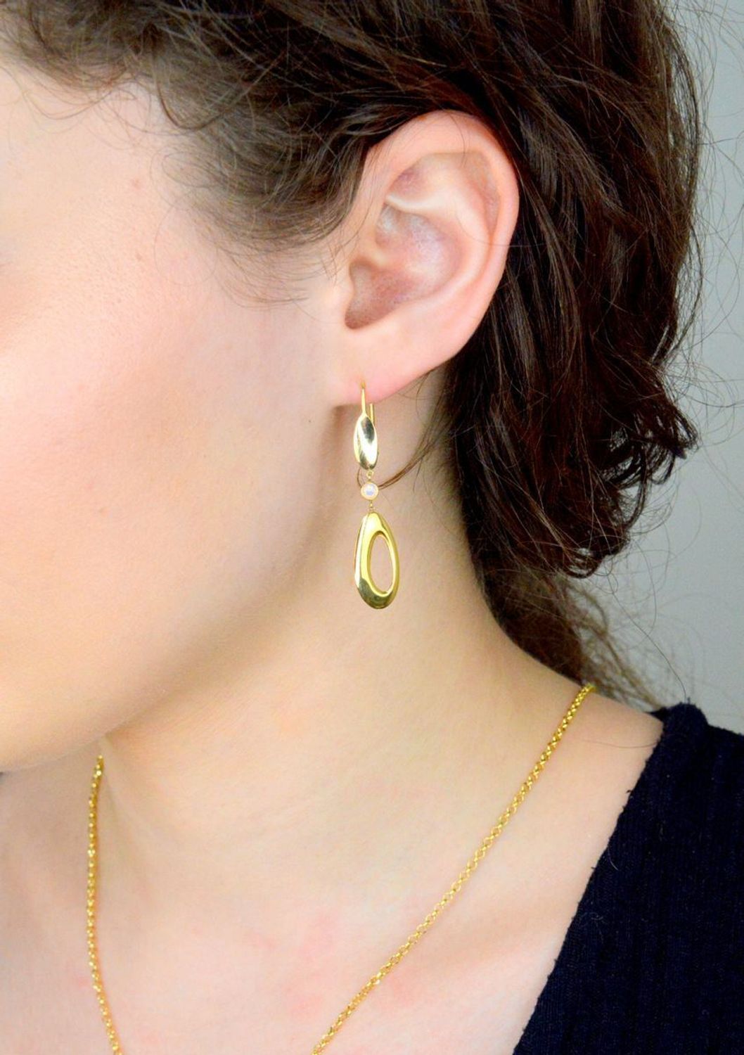 Kolczyki wiszące łezki, pr 585 OR OZ 91 0457 Złote kolczyki wykonane z najwyższej jakości żółtego złota, próba 585. Kolczyki w kształcie łezki ozdobione kamieniem naturalnym opalem różowym1.jpg